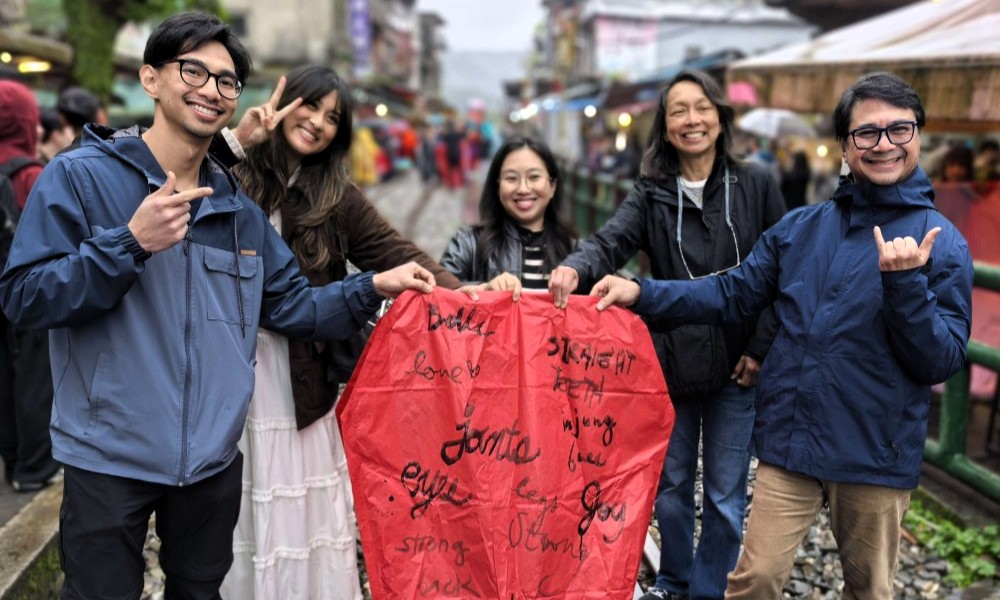 shifen old street sky lantern release